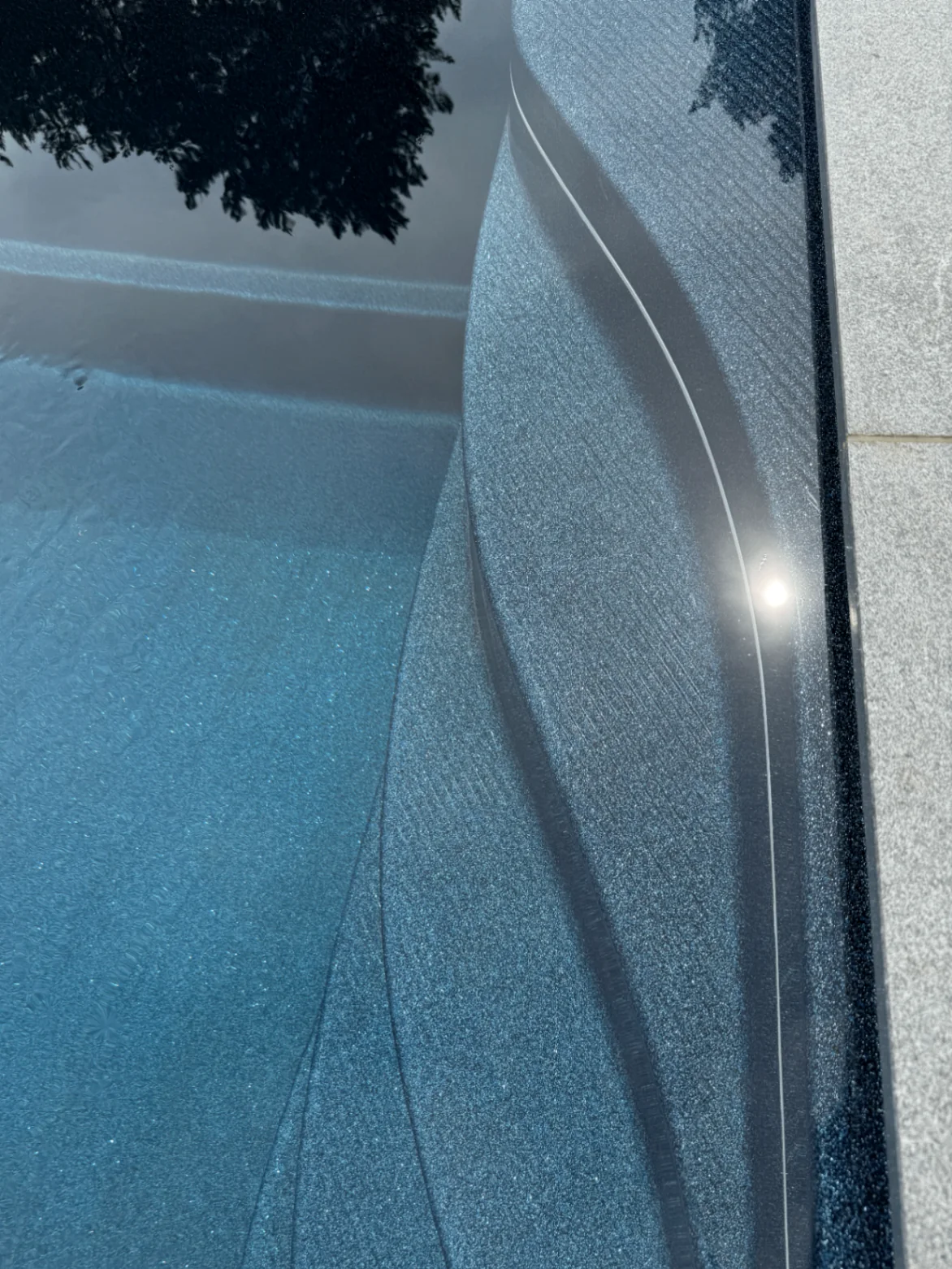 Zwembadtrap en waterreflecties in Vulcanic Spark