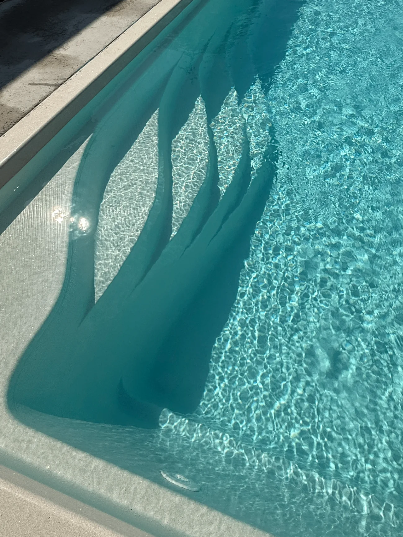 Zwembadtrap en waterreflecties in Champagne Pearl