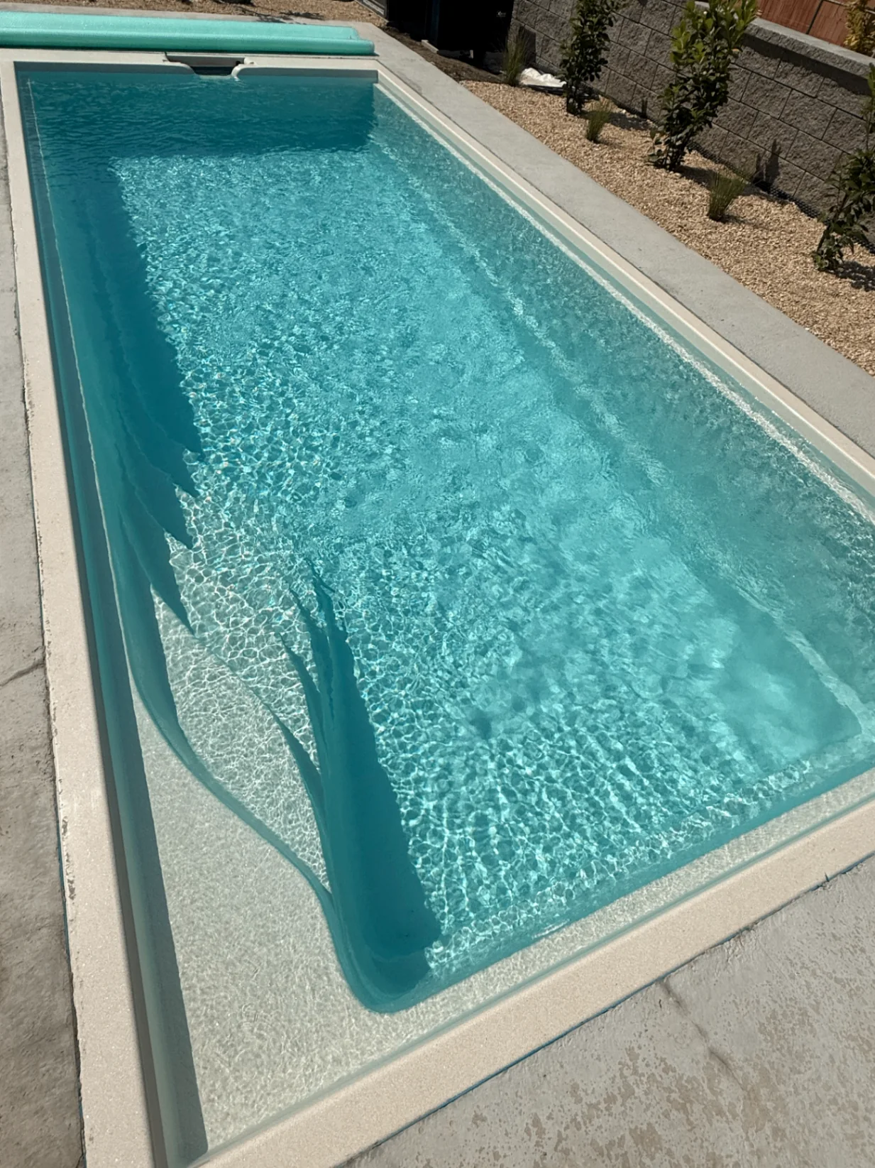 WaterRows keramisch zwembad in Champagne Pearl in daglicht